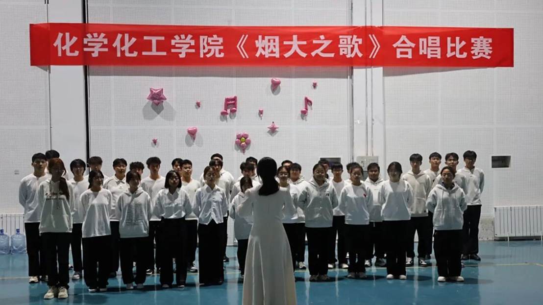 一群人站在台上 AI 生成的内容可能不正确。