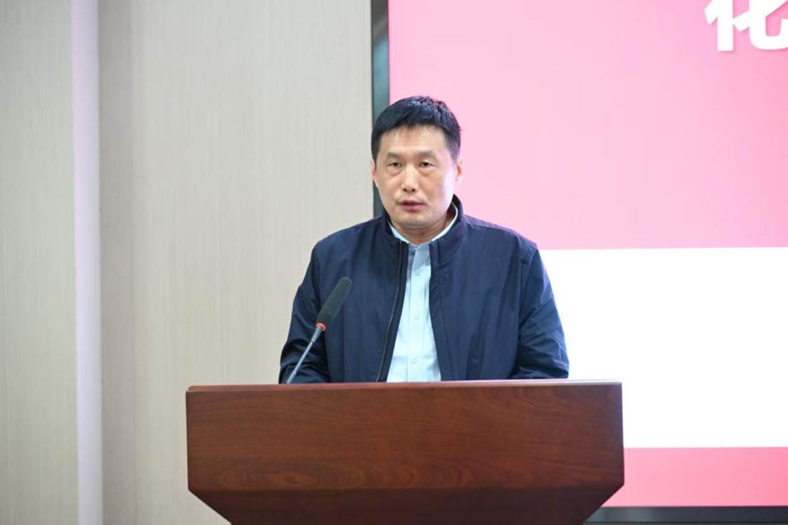 男人站在桌子前 AI 生成的内容可能不正确。